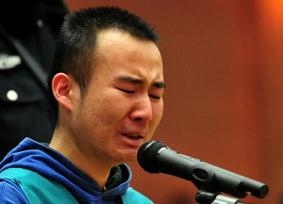 老人被狗绳绊倒身亡暴露一个真相:孩子犯错不可怕,可怕的是