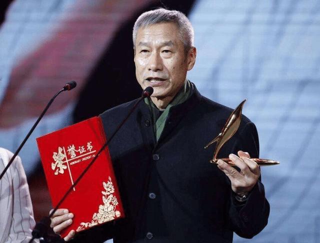 剧本|61岁拿了五次影帝，一顿饭能喝2斤酒，拍戏34年从不带剧本！