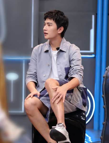杨洋录制《哥哥》,腿毛缺了一块的原因找到了,"薅羊毛"太搞笑