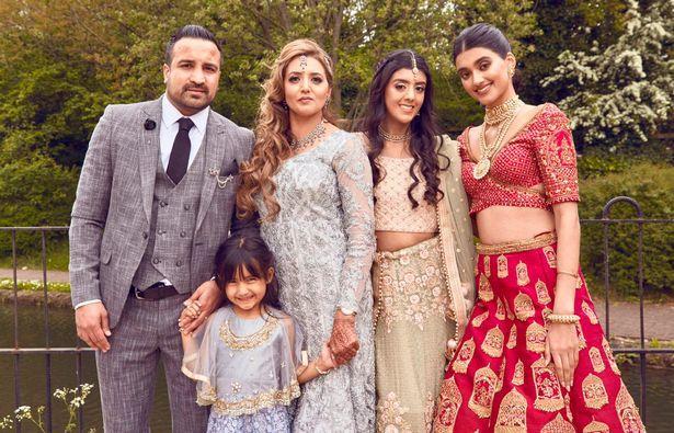 拉詹·吉尔|英国50岁大妈看着很年轻，和女儿就像姐妹一样，有个小10岁的老公