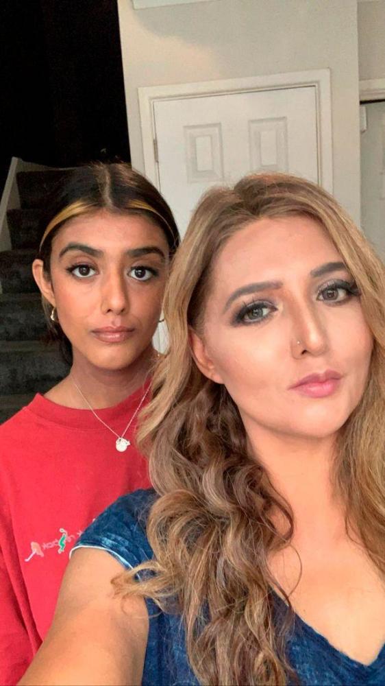 拉詹·吉尔|英国50岁大妈看着很年轻，和女儿就像姐妹一样，有个小10岁的老公