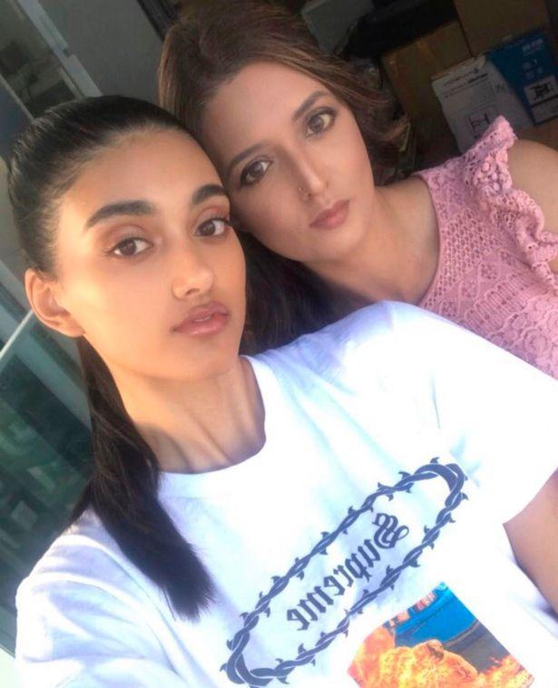 拉詹·吉尔|英国50岁大妈看着很年轻，和女儿就像姐妹一样，有个小10岁的老公