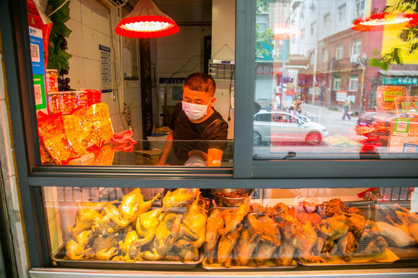 郑州有条烧鸡街8家专卖店一字排开有的店一天能卖1000只