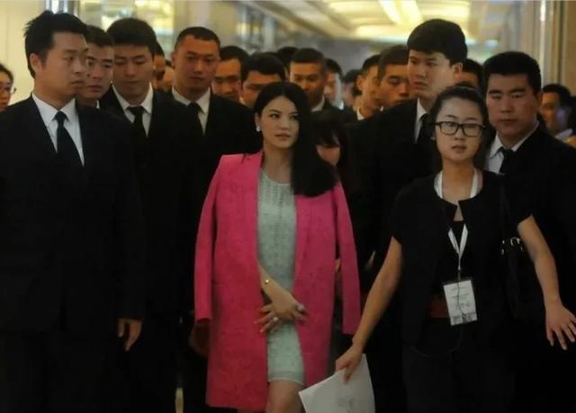 吴亦凡|保安公司道歉、粉丝网友互喷，舆论发酵了几天，吴亦凡去哪了？