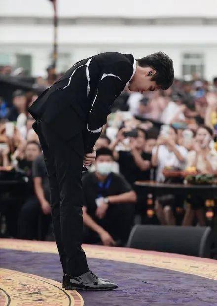 吴亦凡|保安公司道歉、粉丝网友互喷，舆论发酵了几天，吴亦凡去哪了？