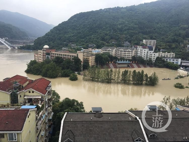 北碚兼善中学操场被淹校方专人24小时值守不影响开学