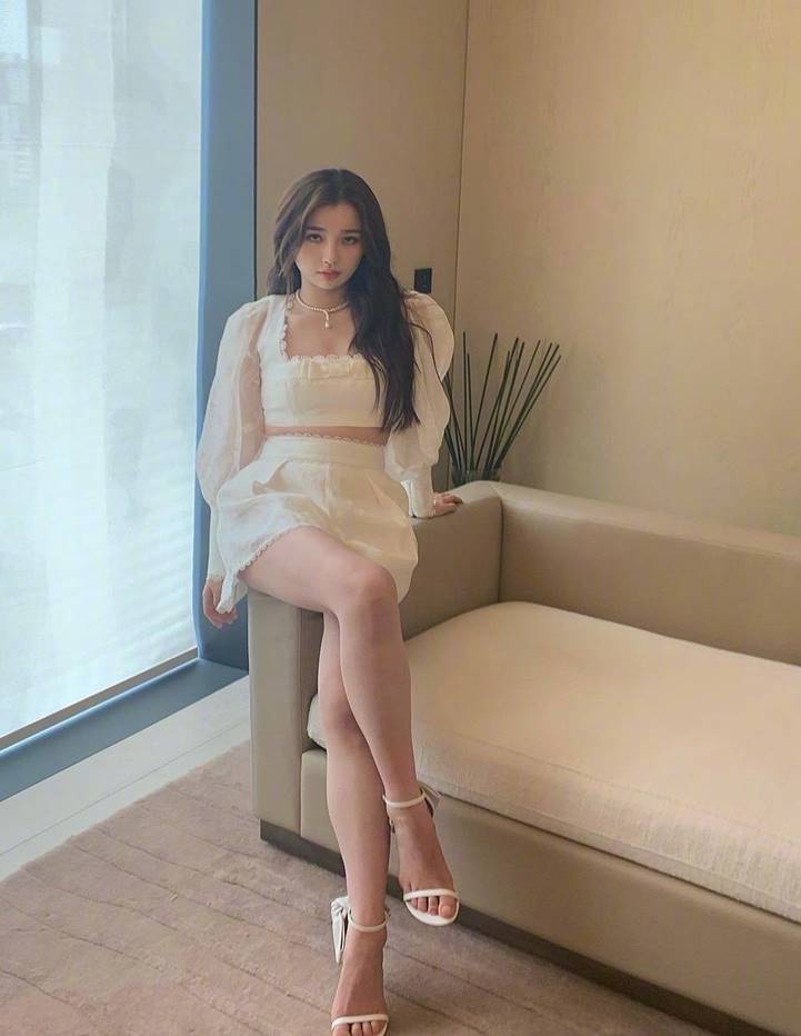 虞书欣真是穿搭的后起之秀白色泡泡袖上衣搭配小短裙清新可爱气质好