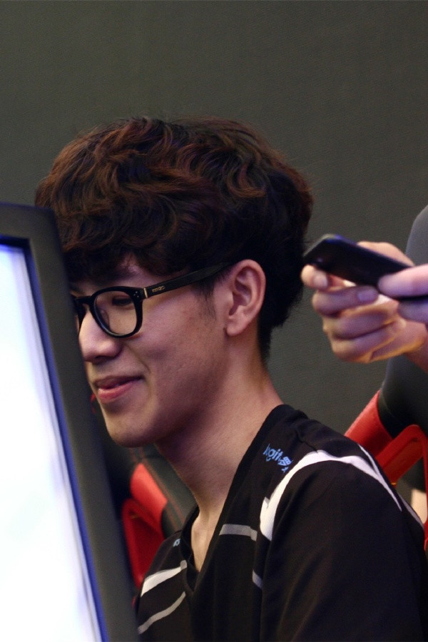 theshy沉迷黑科技无法自拔韩服排位被路人打了一个16