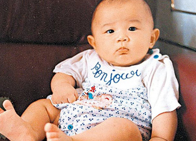 1985年出生的郑柏林,小时候长得非常的可爱.