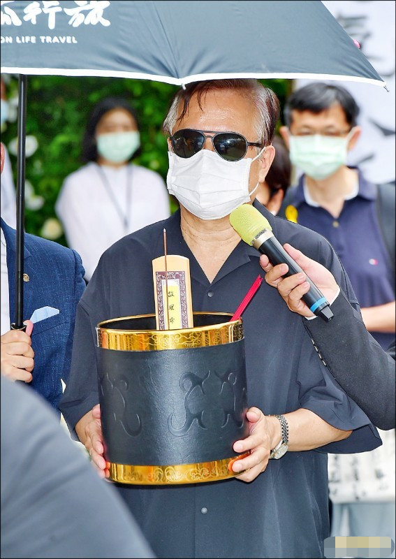 罗霈颖|罗霈颖近亿遗产全由94岁母亲继承，两位哥哥不争产不为钱伤感情