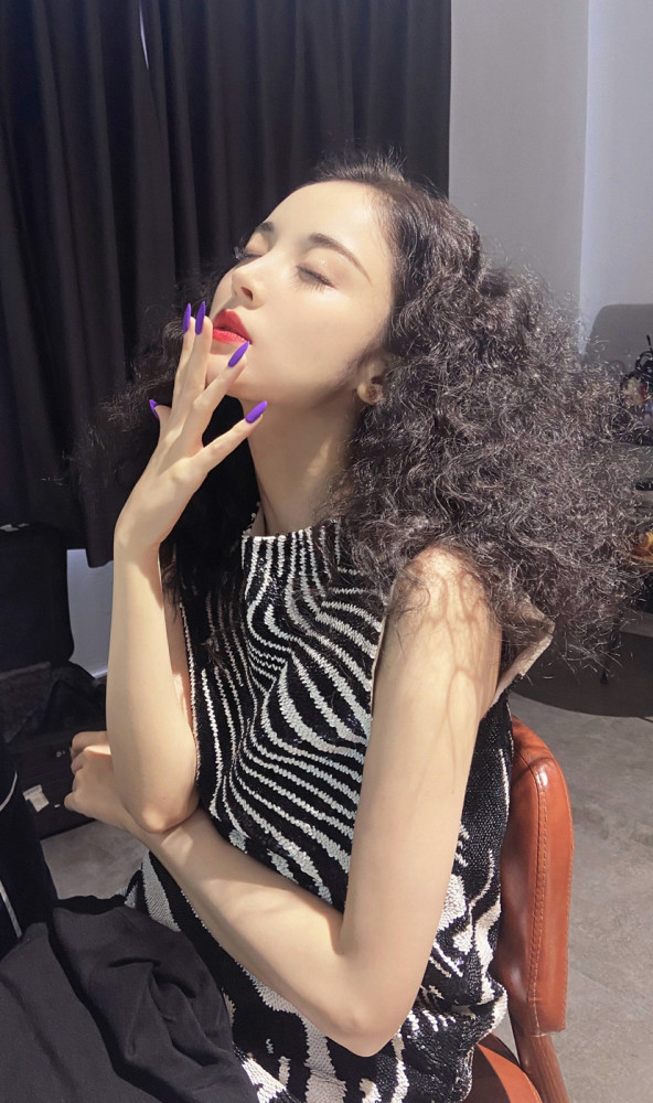 古力娜扎|古力娜扎晒对镜自拍，烫爆炸头穿旗袍妩媚迷人，看到这发量，跟范冰冰有一拼