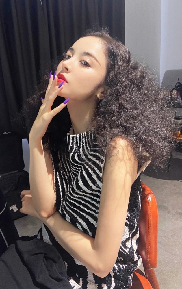 古力娜扎|古力娜扎晒对镜自拍，烫爆炸头穿旗袍妩媚迷人，看到这发量，跟范冰冰有一拼