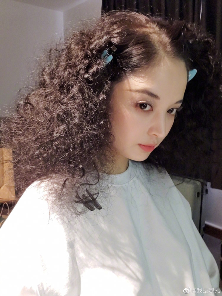 古力娜扎|古力娜扎晒对镜自拍，烫爆炸头穿旗袍妩媚迷人，看到这发量，跟范冰冰有一拼
