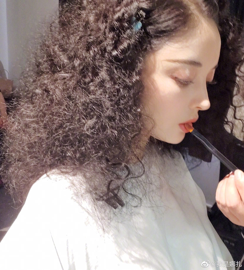 古力娜扎|古力娜扎晒对镜自拍，烫爆炸头穿旗袍妩媚迷人，看到这发量，跟范冰冰有一拼