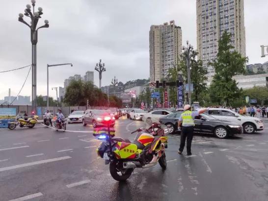 重庆|闻汛而动 迎战洪峰——重庆交巡警严阵以待护航百姓平安