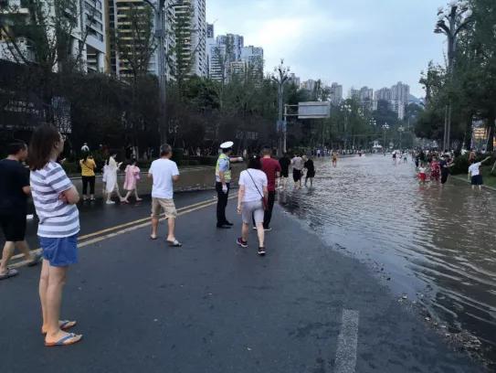 重庆|闻汛而动 迎战洪峰——重庆交巡警严阵以待护航百姓平安