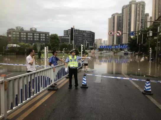 重庆|闻汛而动 迎战洪峰——重庆交巡警严阵以待护航百姓平安