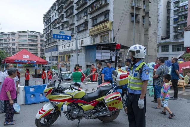 重庆|闻汛而动 迎战洪峰——重庆交巡警严阵以待护航百姓平安