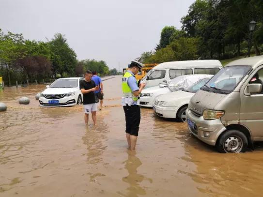 重庆|闻汛而动 迎战洪峰——重庆交巡警严阵以待护航百姓平安