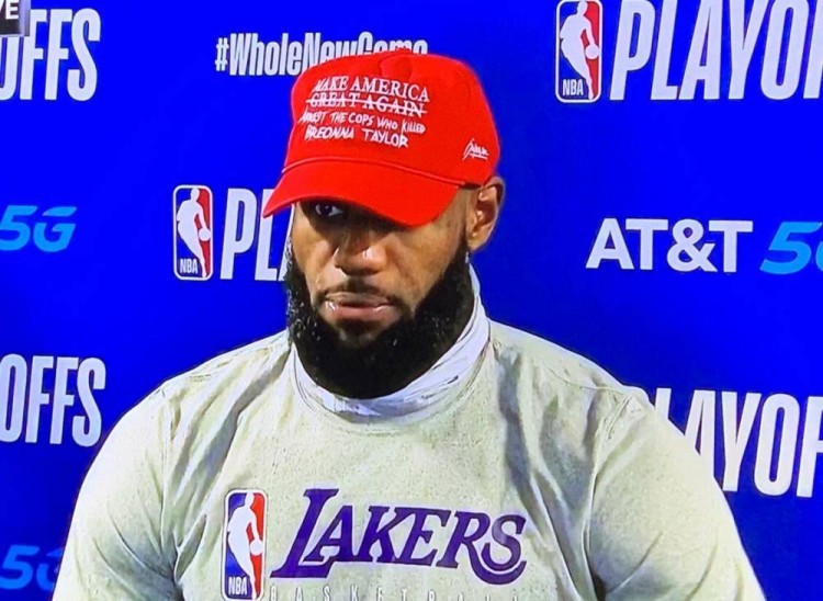 詹姆斯今日未出席唱国歌环节比赛前后均戴抗议帽子