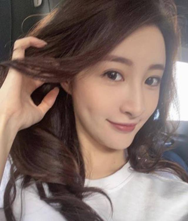 tvb花旦|前TVB花旦嫁富商后阔太中的阔太，继曝光15亿豪宅，今晒50万手袋