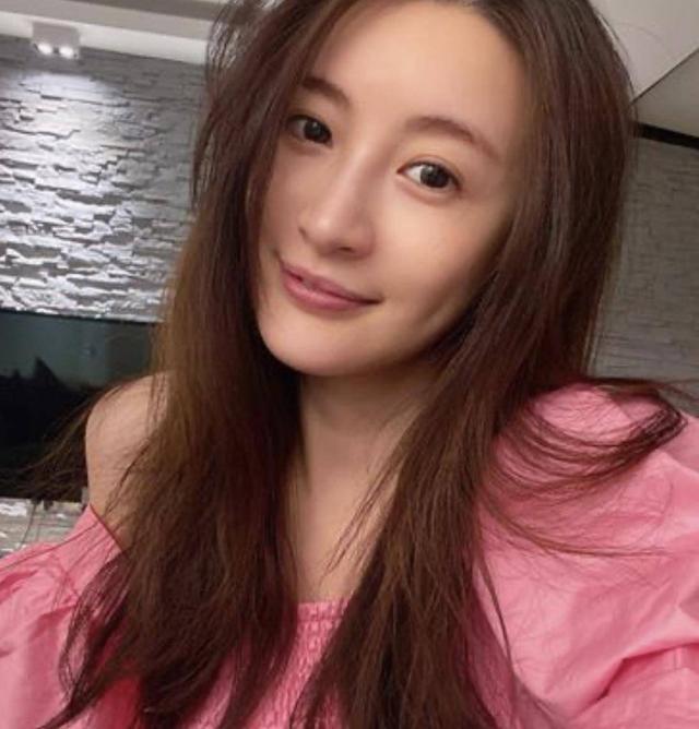 tvb花旦|前TVB花旦嫁富商后阔太中的阔太，继曝光15亿豪宅，今晒50万手袋