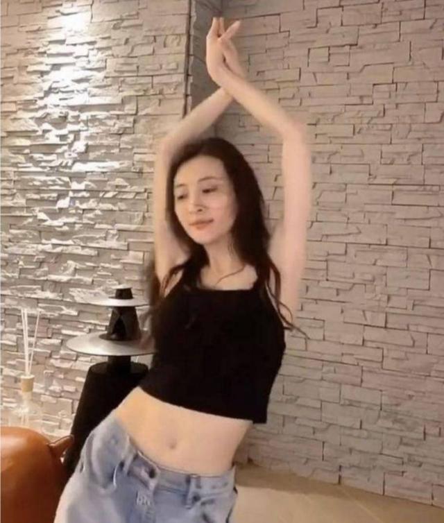 tvb花旦|前TVB花旦嫁富商后阔太中的阔太，继曝光15亿豪宅，今晒50万手袋