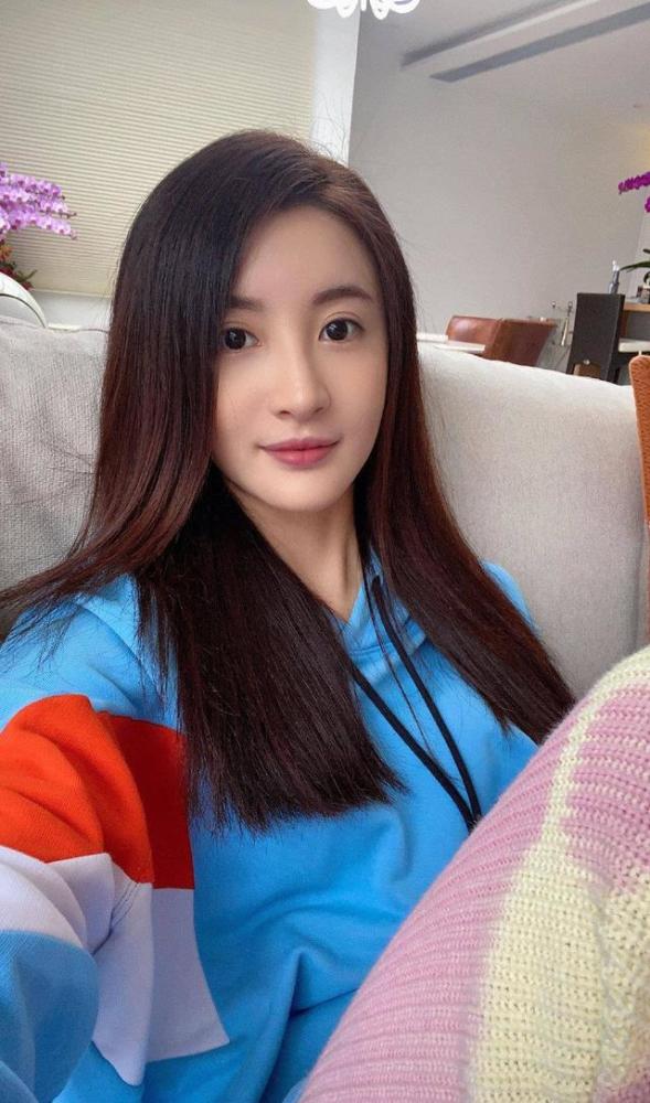 tvb花旦|前TVB花旦嫁富商后阔太中的阔太，继曝光15亿豪宅，今晒50万手袋