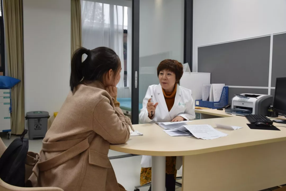 "网红医生"朱玉英:手机里存得最多的是宝宝照片