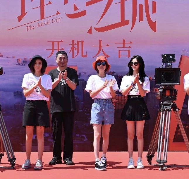 孙俪|开机照：孙俪P图过度膝盖快消失，杨超越暴露她真实腿型