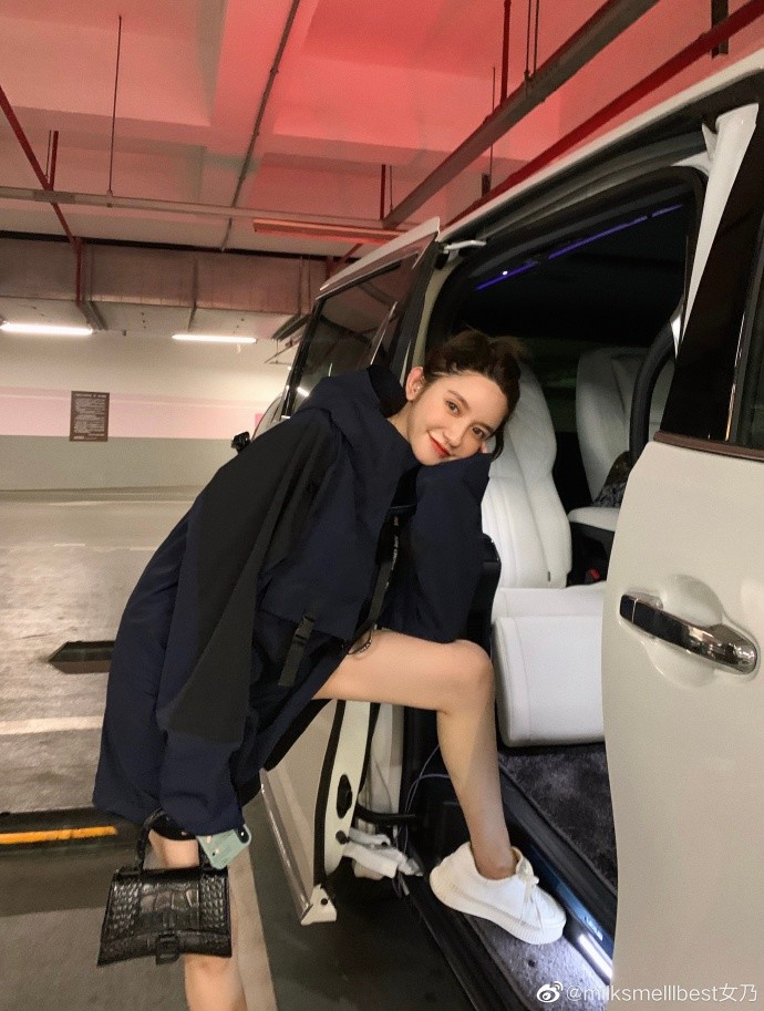 张大奕|张大奕地下车库拍美照，大秀逆天长腿，刚没了爱情一心拼事业！