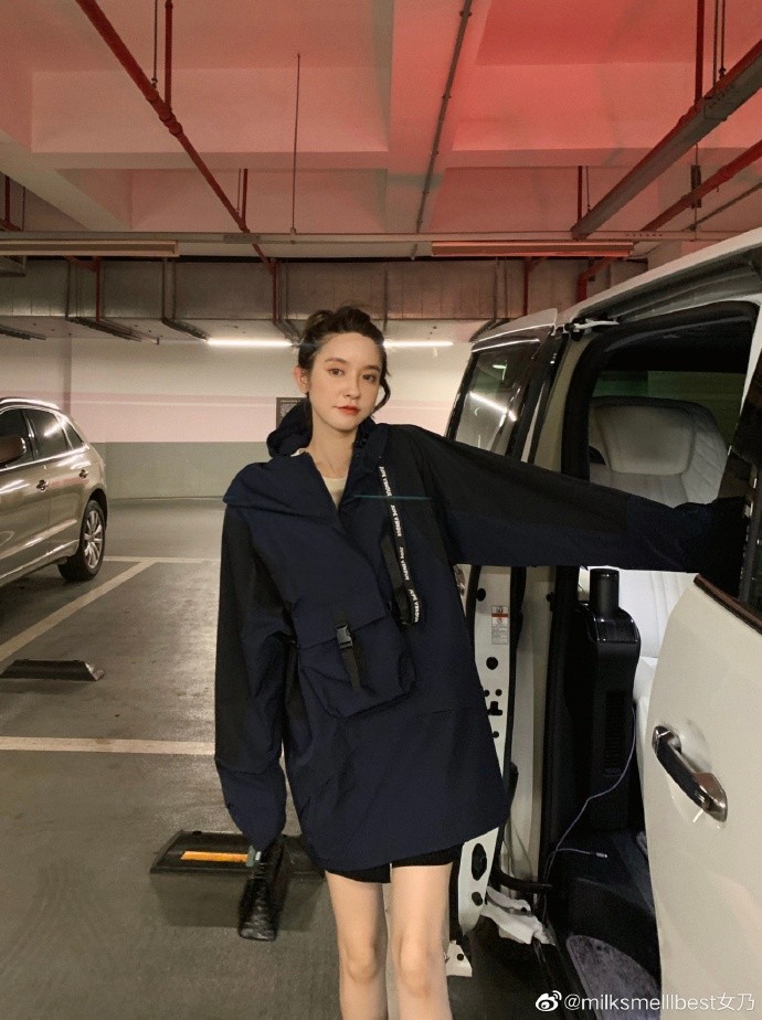 张大奕|张大奕地下车库拍美照，大秀逆天长腿，刚没了爱情一心拼事业！