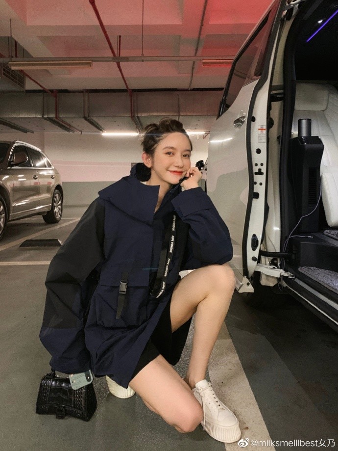 张大奕|张大奕地下车库拍美照，大秀逆天长腿，刚没了爱情一心拼事业！