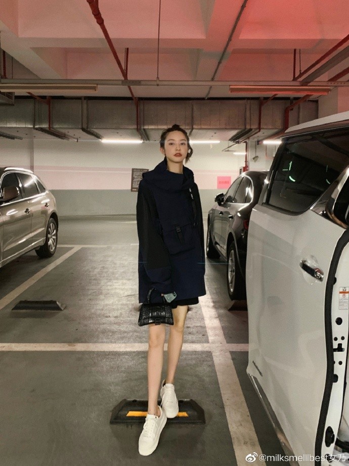 张大奕|张大奕地下车库拍美照，大秀逆天长腿，刚没了爱情一心拼事业！
