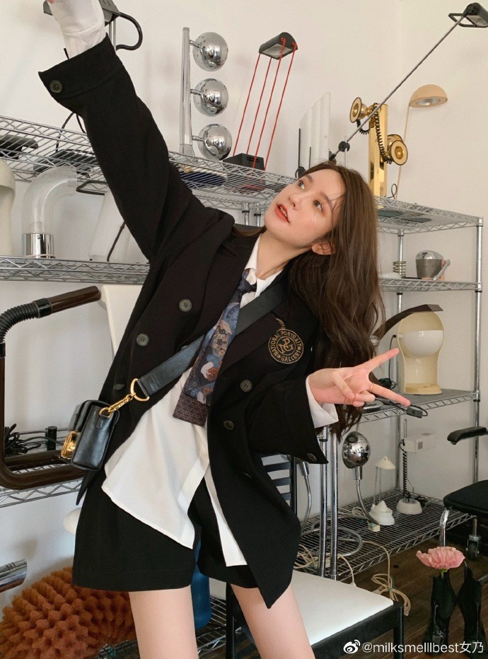 张大奕|张大奕地下车库拍美照，大秀逆天长腿，刚没了爱情一心拼事业！