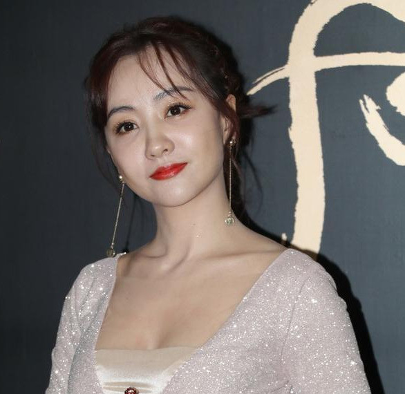 杨蓉有多"冻龄",穿白色连衣裙,高清镜头下状态太真实