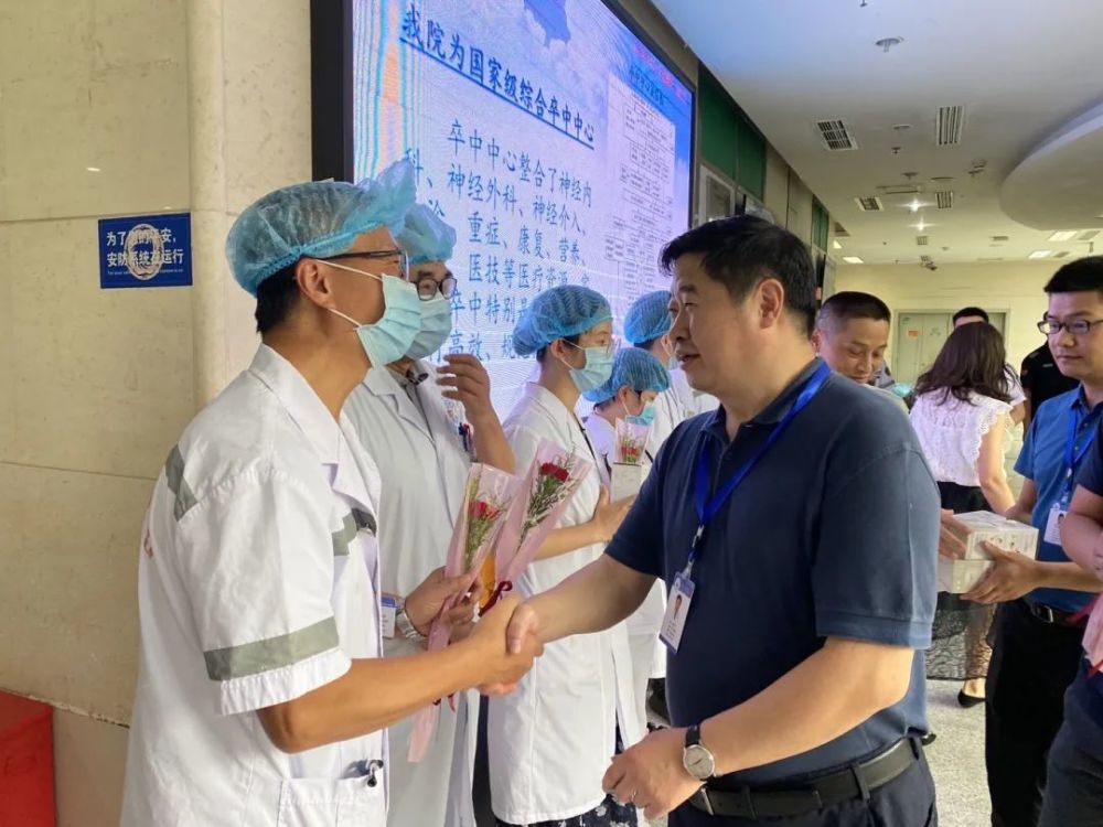 党委书记徐荣华慰问急诊科医生