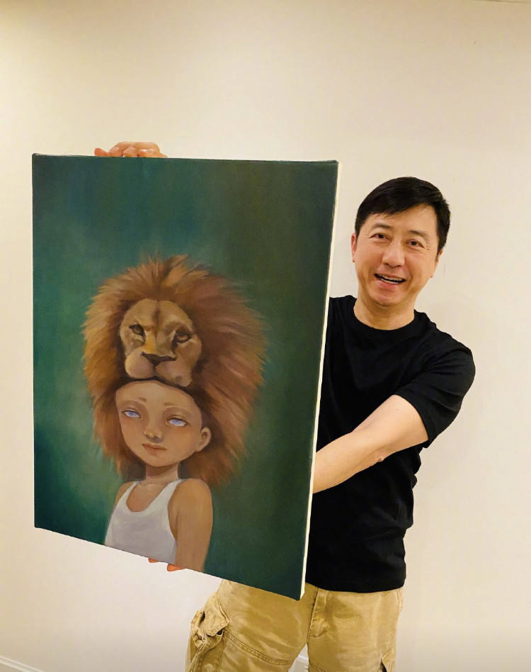 庾澄庆|庾澄庆晒18岁大儿子贴心礼物，手捧儿子画作满脸骄傲