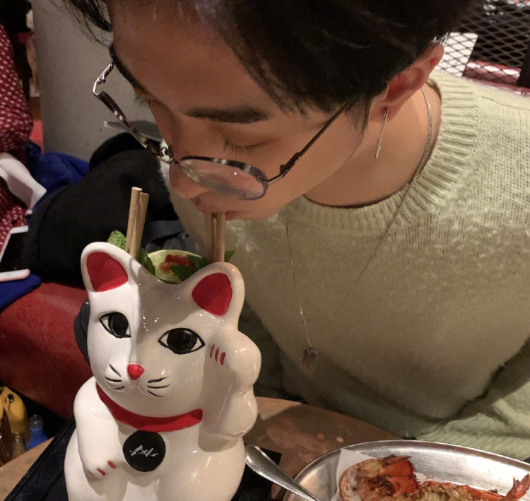 庾澄庆|庾澄庆晒18岁大儿子贴心礼物，手捧儿子画作满脸骄傲