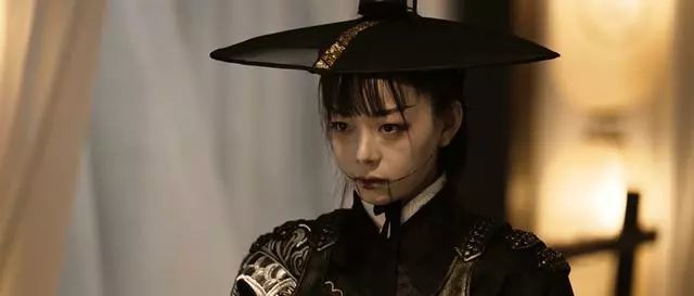 这傀儡就是由影片开头的红衣少女控制的,原来她是往生教的妖女顾念彤