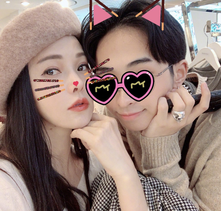 庾澄庆|庾澄庆晒18岁大儿子贴心礼物，手捧儿子画作满脸骄傲