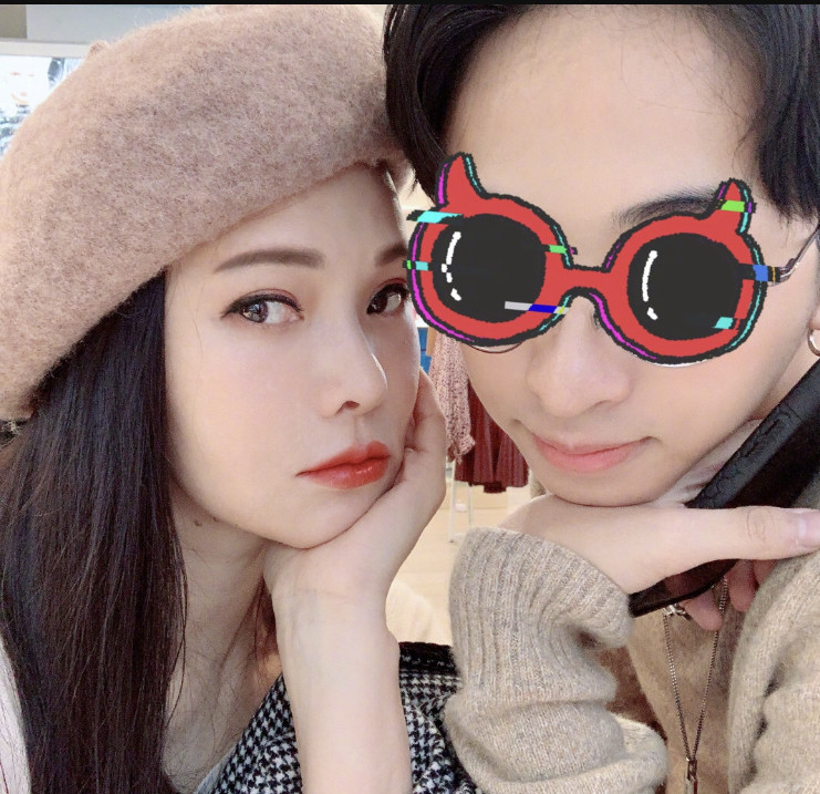 庾澄庆|庾澄庆晒18岁大儿子贴心礼物，手捧儿子画作满脸骄傲