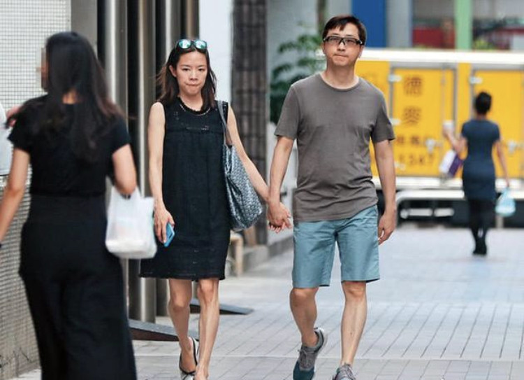 庾澄庆|庾澄庆晒18岁大儿子贴心礼物，手捧儿子画作满脸骄傲