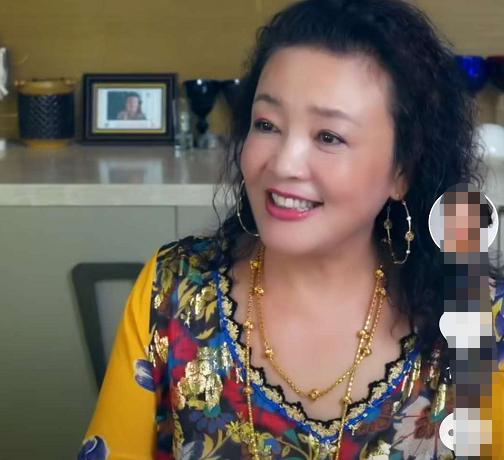 汪小菲|汪小菲母亲近照曝光，花甲之年皮肤仍细腻，在家穿金戴银贵气逼人