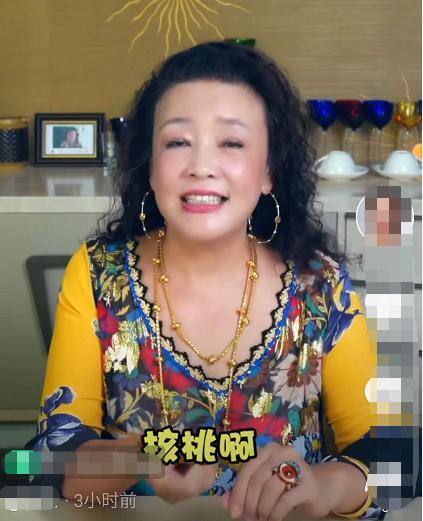 汪小菲|汪小菲母亲近照曝光，花甲之年皮肤仍细腻，在家穿金戴银贵气逼人