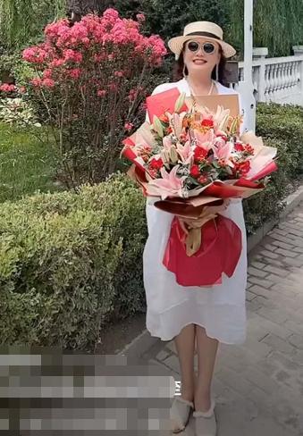 汪小菲|汪小菲母亲近照曝光，花甲之年皮肤仍细腻，在家穿金戴银贵气逼人