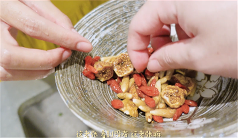 张子萱|张子萱分享月子期美食，陈赫一旁捣乱借助食材打情骂俏，秀足恩爱