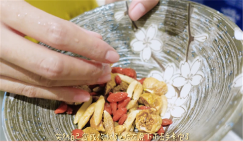 张子萱|张子萱分享月子期美食，陈赫一旁捣乱借助食材打情骂俏，秀足恩爱