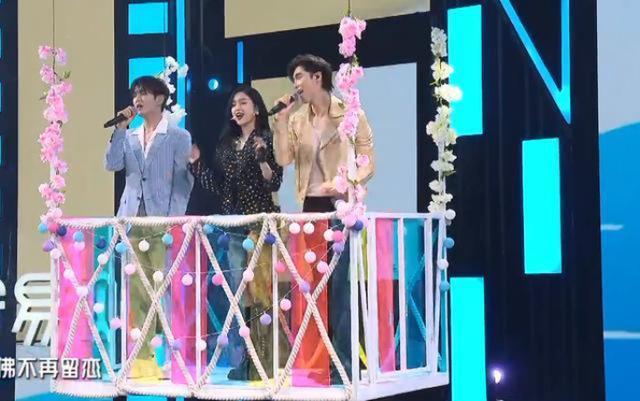 吴宣仪|孟美岐吴宣仪解散后待遇差太多：一个穿高端礼服，另一个只有廉价品牌