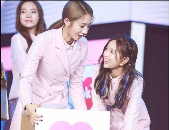 吴宣仪|孟美岐吴宣仪解散后待遇差太多：一个穿高端礼服，另一个只有廉价品牌